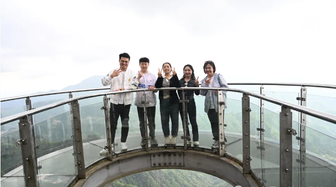 GA黄金甲风管销售中心员工在安徽明堂山景区照片